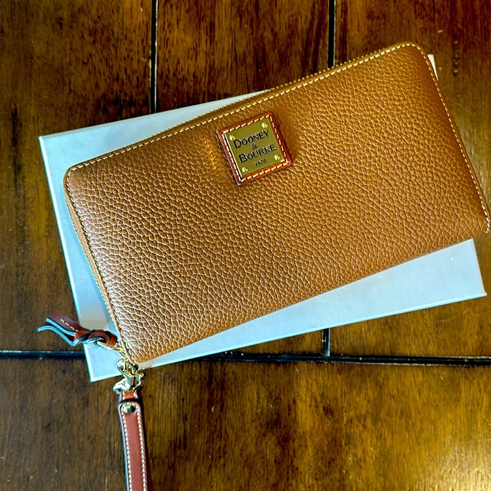 Stuning NIB Dooney and Bourke Brown Leather Pebble Grain Zip Around Wristlet